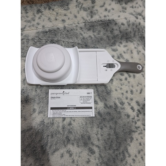 The Unbranded Brand Other - Pampered Chef Simple Slicer Adjustable Mandoline Vegetable Fruit Slicer White